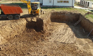 Рытье котлованов под фундамент в Гагарине – цена от 2560 руб. за м3 | 2Землекопа-Ггр